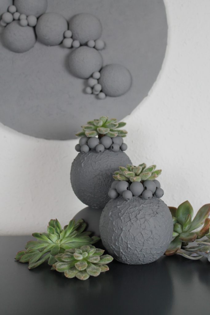 Bild Vase Pflanzen Kugeln Grau